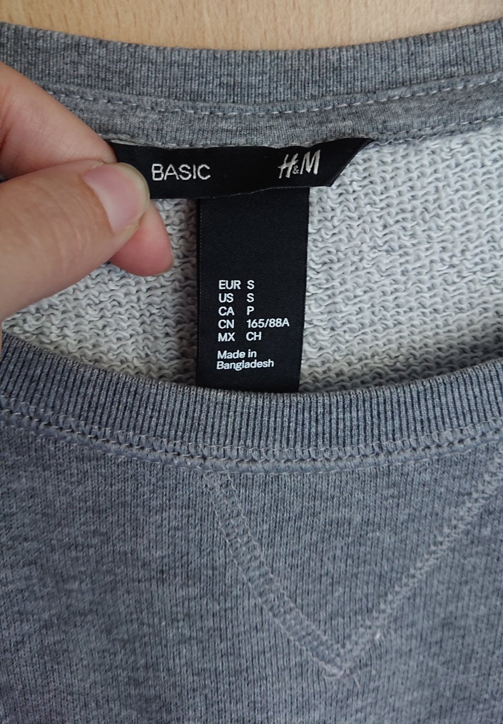 kurzer, grauer, bestickter Basic Sweater / Pullover