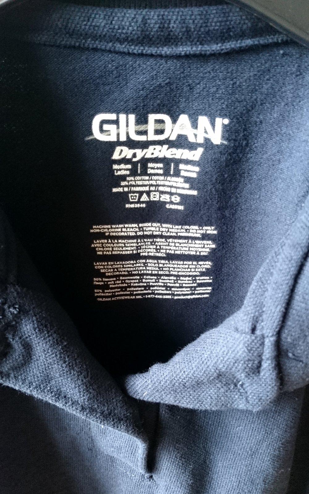 dunkelblaues Poloshirt