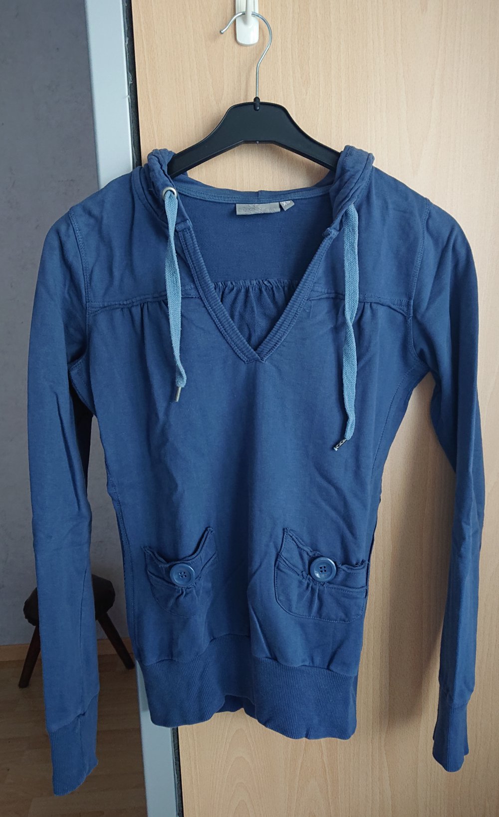 blauer Hoodie / Kapuzen Pullover mit V-Ausschnitt