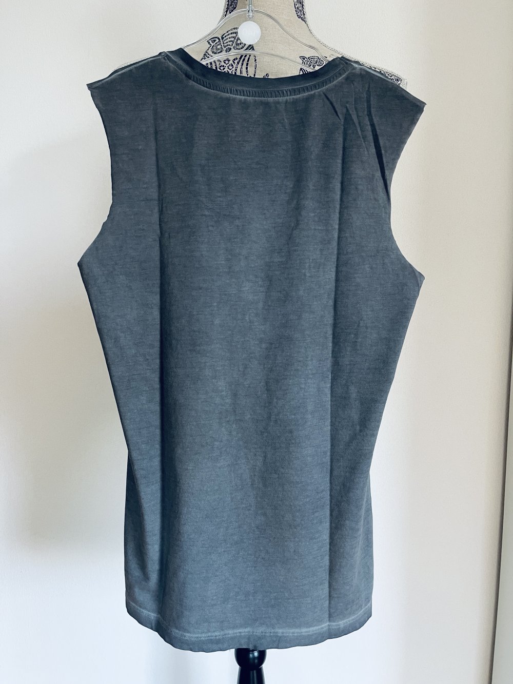Graues Shirt mit abgeschnittenen Ärmeln / Tank Top