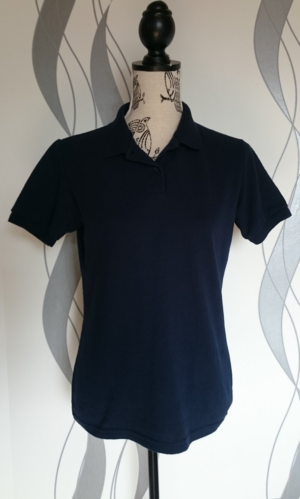 dunkelblaues Poloshirt