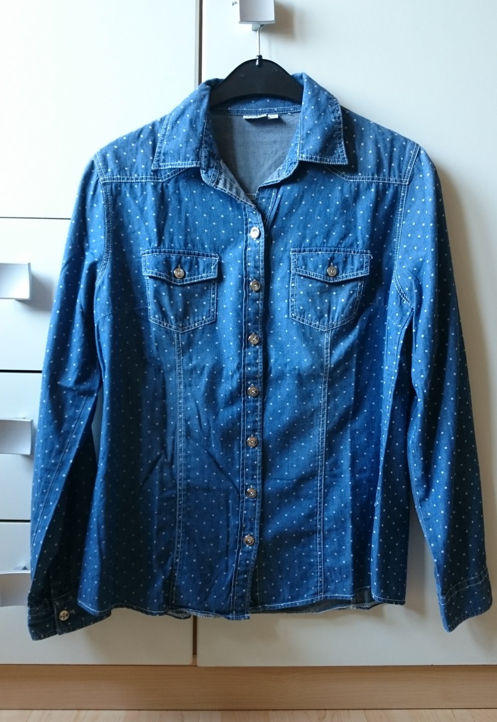 leichtes, gepunktetes Jeanshemd / Jeansbluse