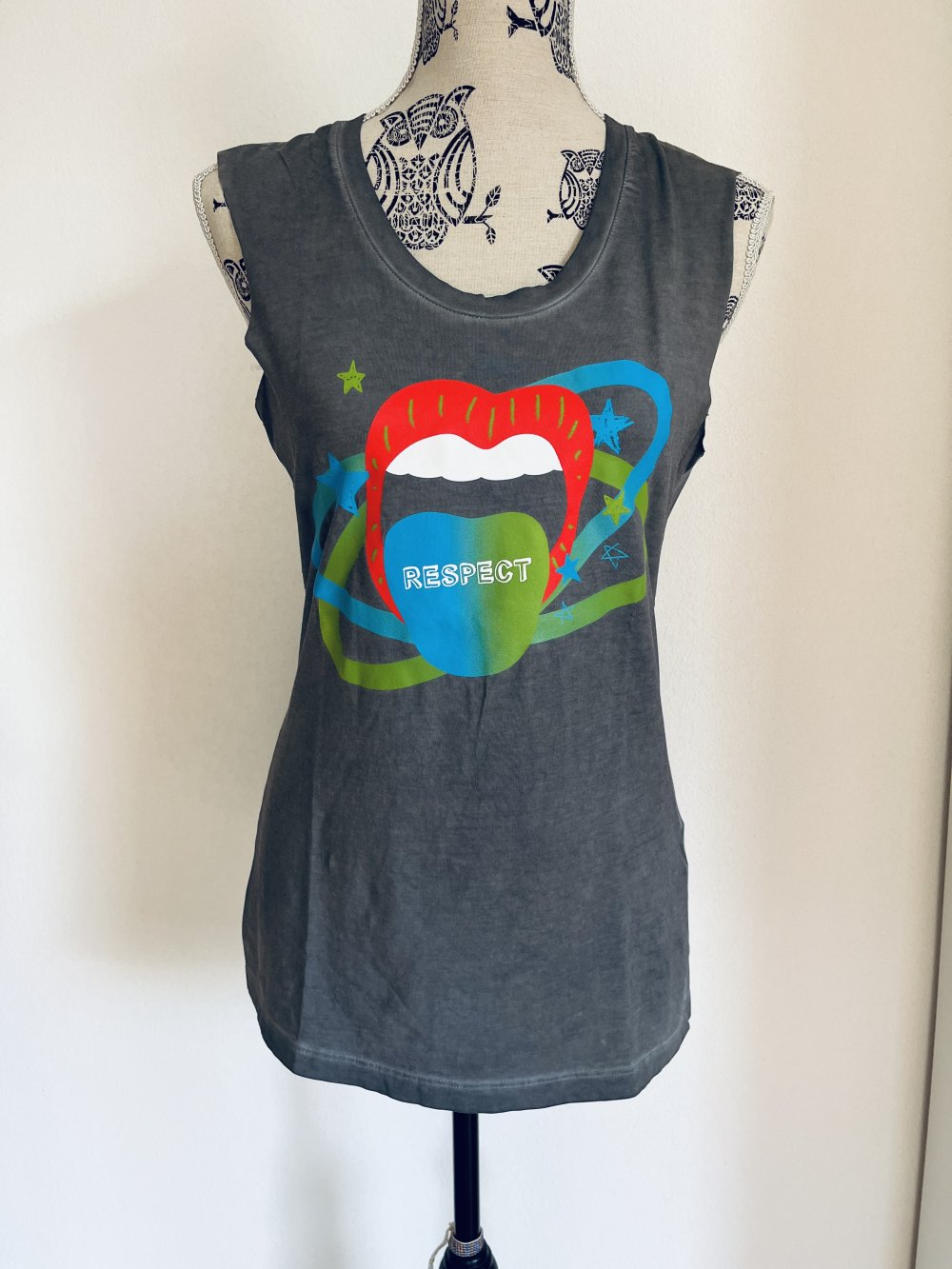 Graues Shirt mit abgeschnittenen Ärmeln / Tank Top