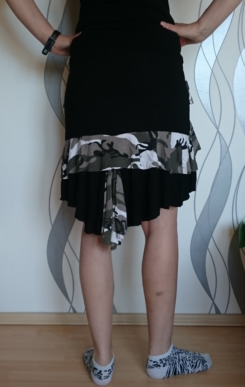 asymmetrischer, schwarzer Rock mit Camouflage Details