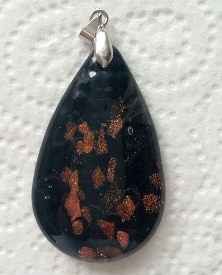 Schwarzer Glasanhänger