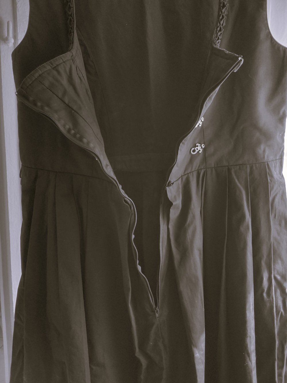 Dirdl neu schwarz von Almsach