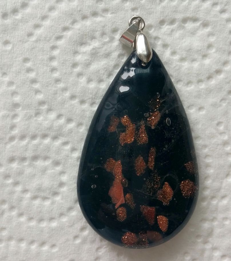 Schwarzer Glasanhänger