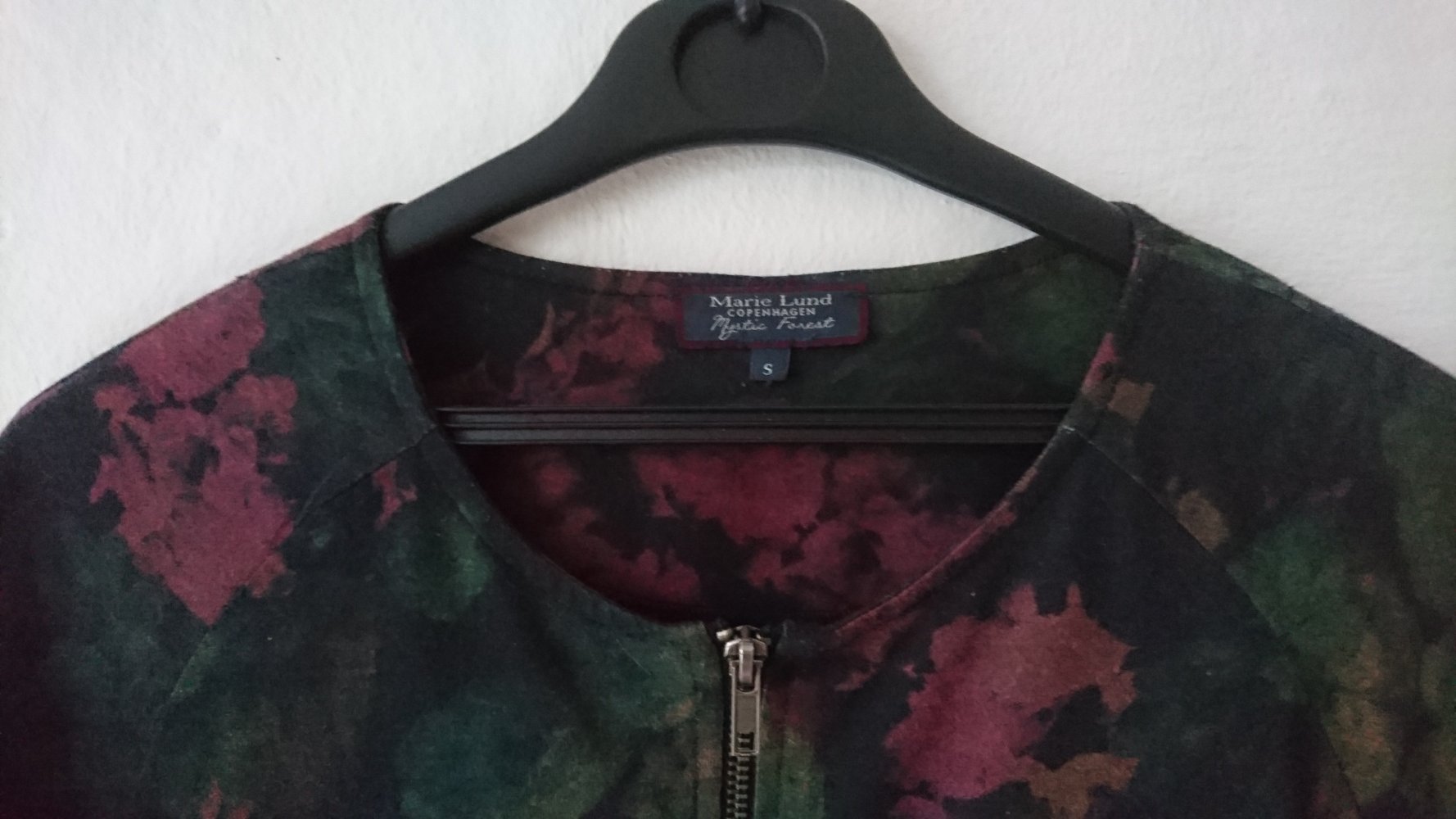 Geblümte Jacke mit Zipper und seitlichen Taschen