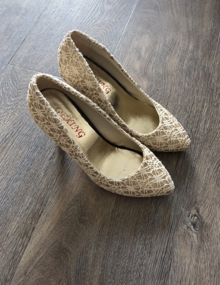 High Heels mit Spitzenmuster