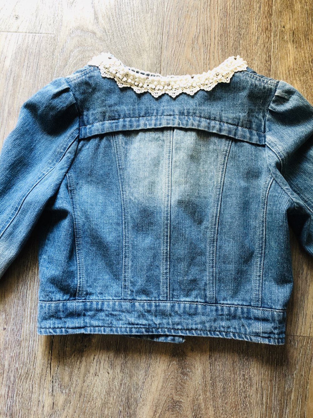 Kurze Jeansjacke mit Stickerei 