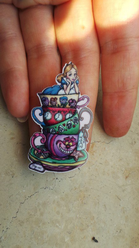 Alice Tee Party Brosche 