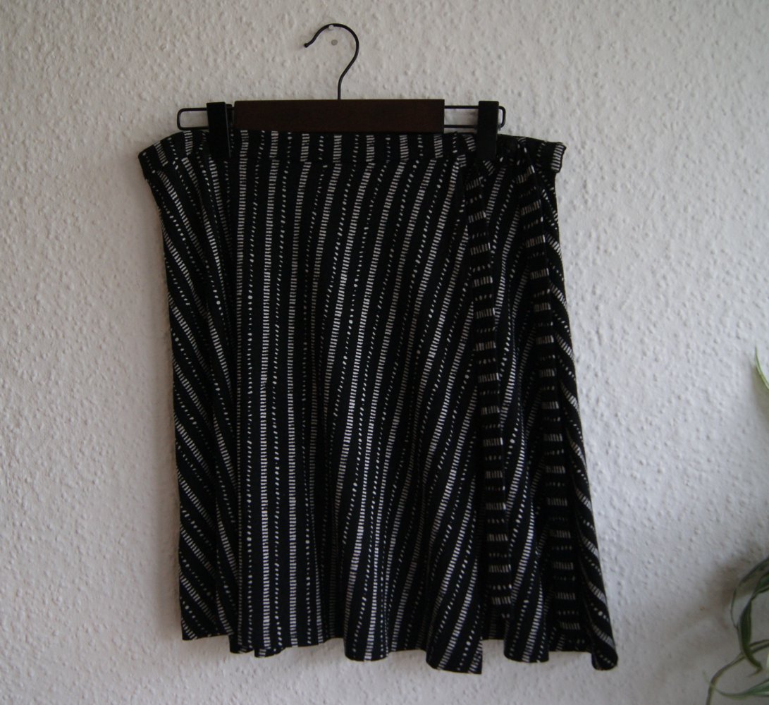 Wickelrock schwarz-weiss XS-S Streifen / Stripes