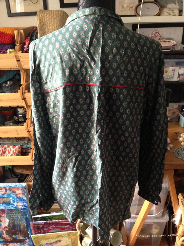 Grün gemusterte Bluse