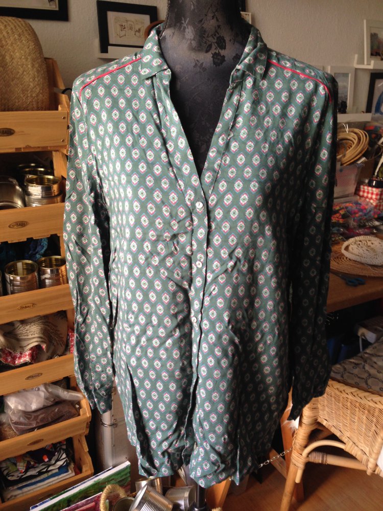 Grün gemusterte Bluse