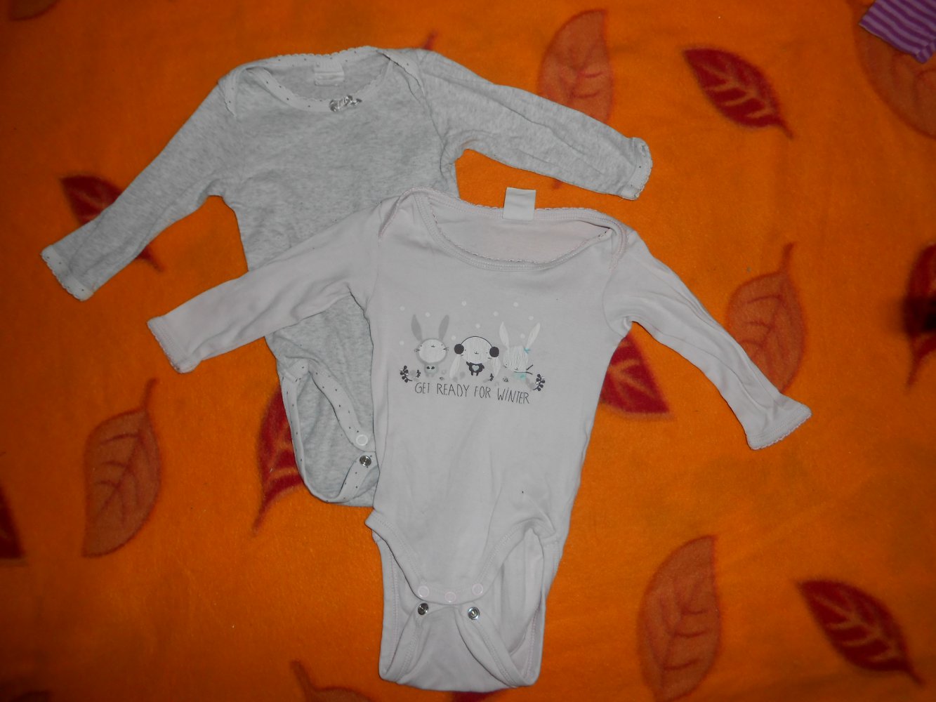 2 Bodys 62 H&M grau rosa