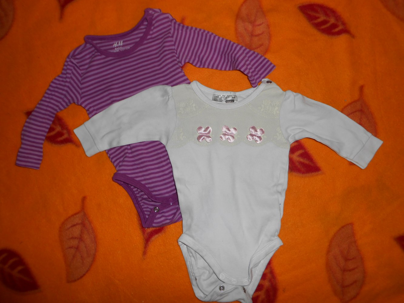 2 Bodys 68 H&M ergee lila weiß