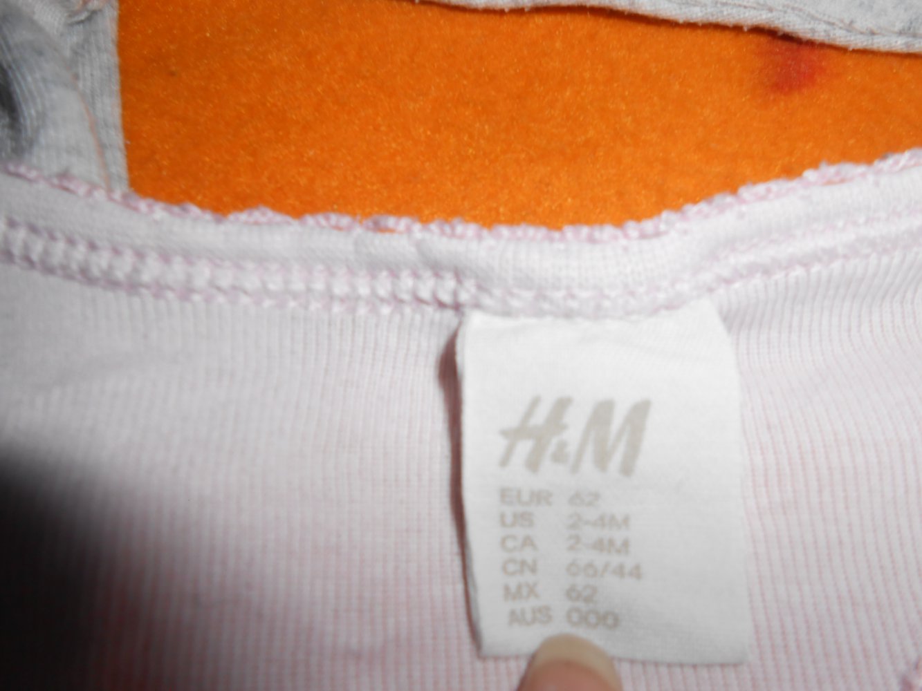 2 Bodys 62 H&M grau rosa