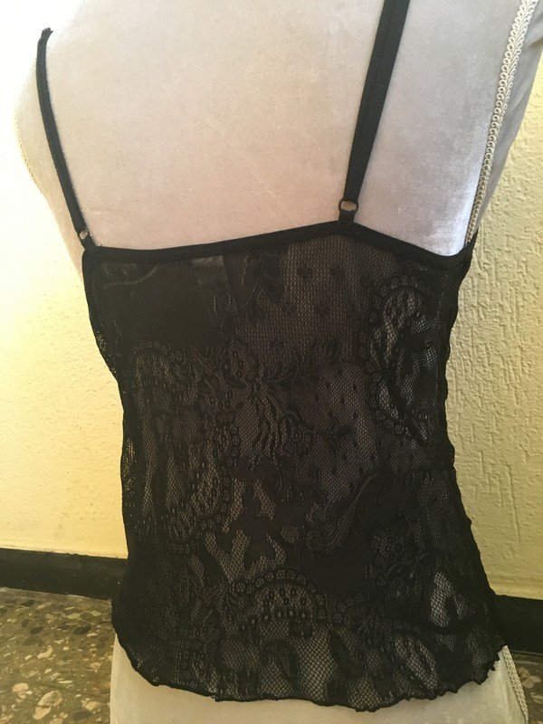  Spitzentop mit Spaghettiträger