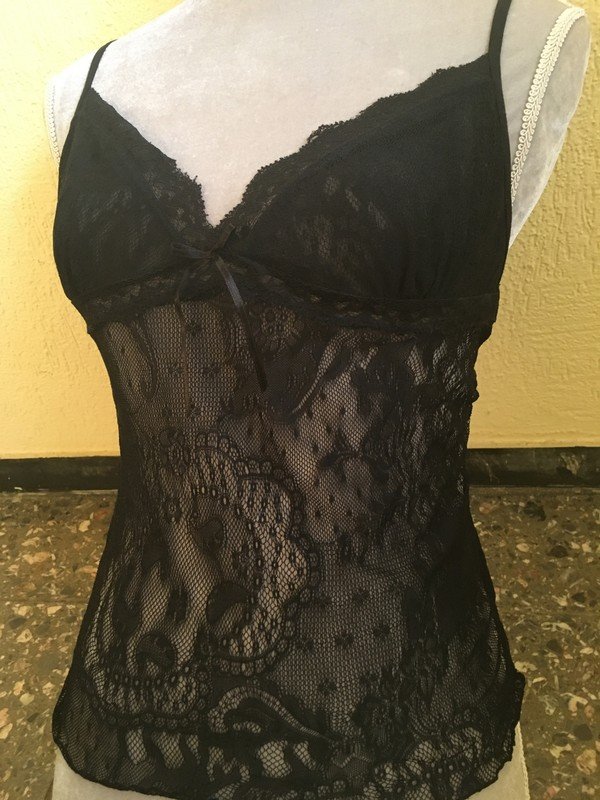  Spitzentop mit Spaghettiträger