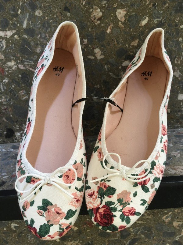 Blümchen Ballerinas aus Stoff von H&M