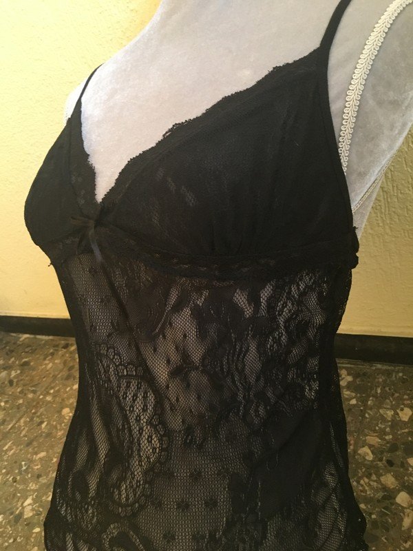  Spitzentop mit Spaghettiträger