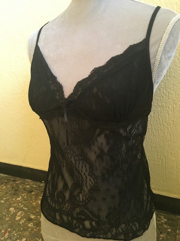  Spitzentop mit Spaghettiträger