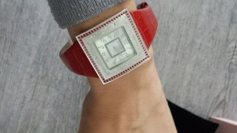 Paris Hilton Armbanduhr rot Leder rot und silberne Steinchen