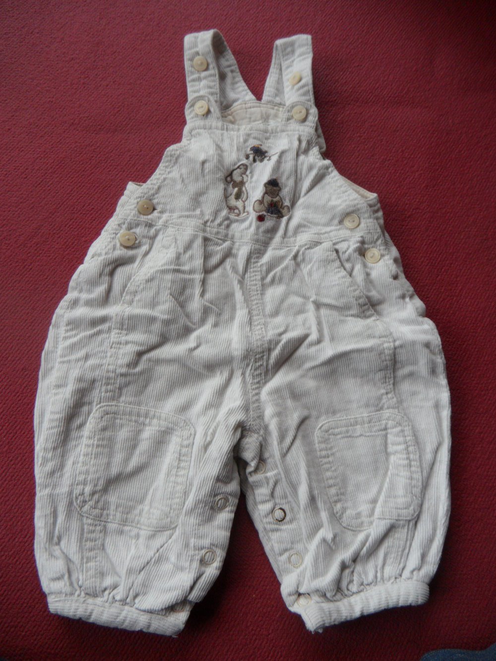 zuckersüße Latzhose H&M mit Stickerei, gefüttert