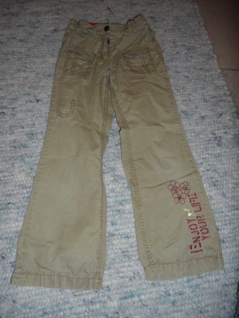 Sanetta schöne Sommerhose mit Stickerei und verstellbarem Gummizug