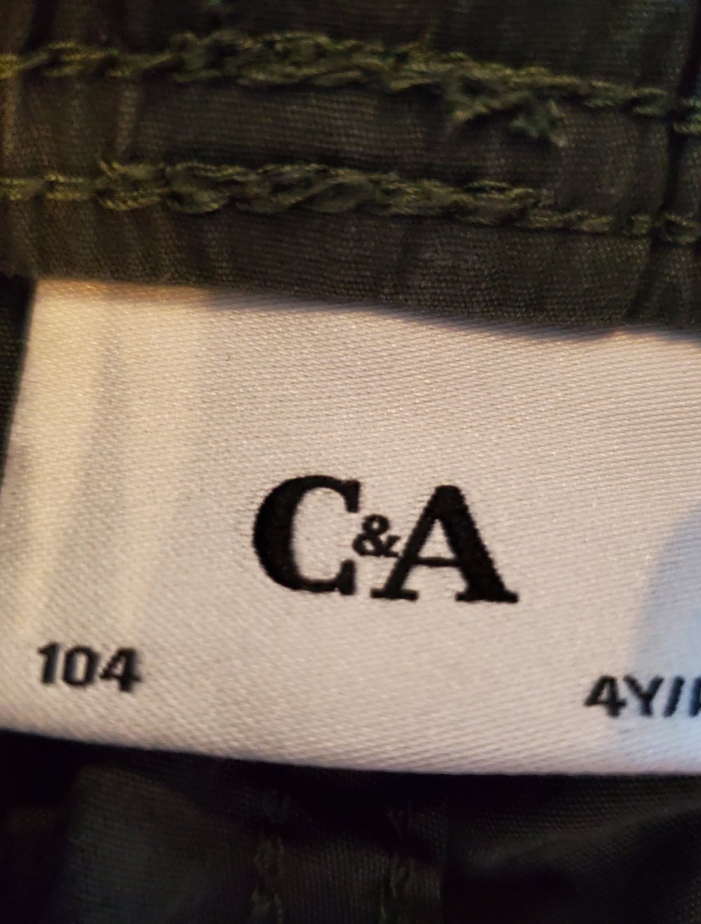 kurze Hose Shorts Gr. 104 grün C&A