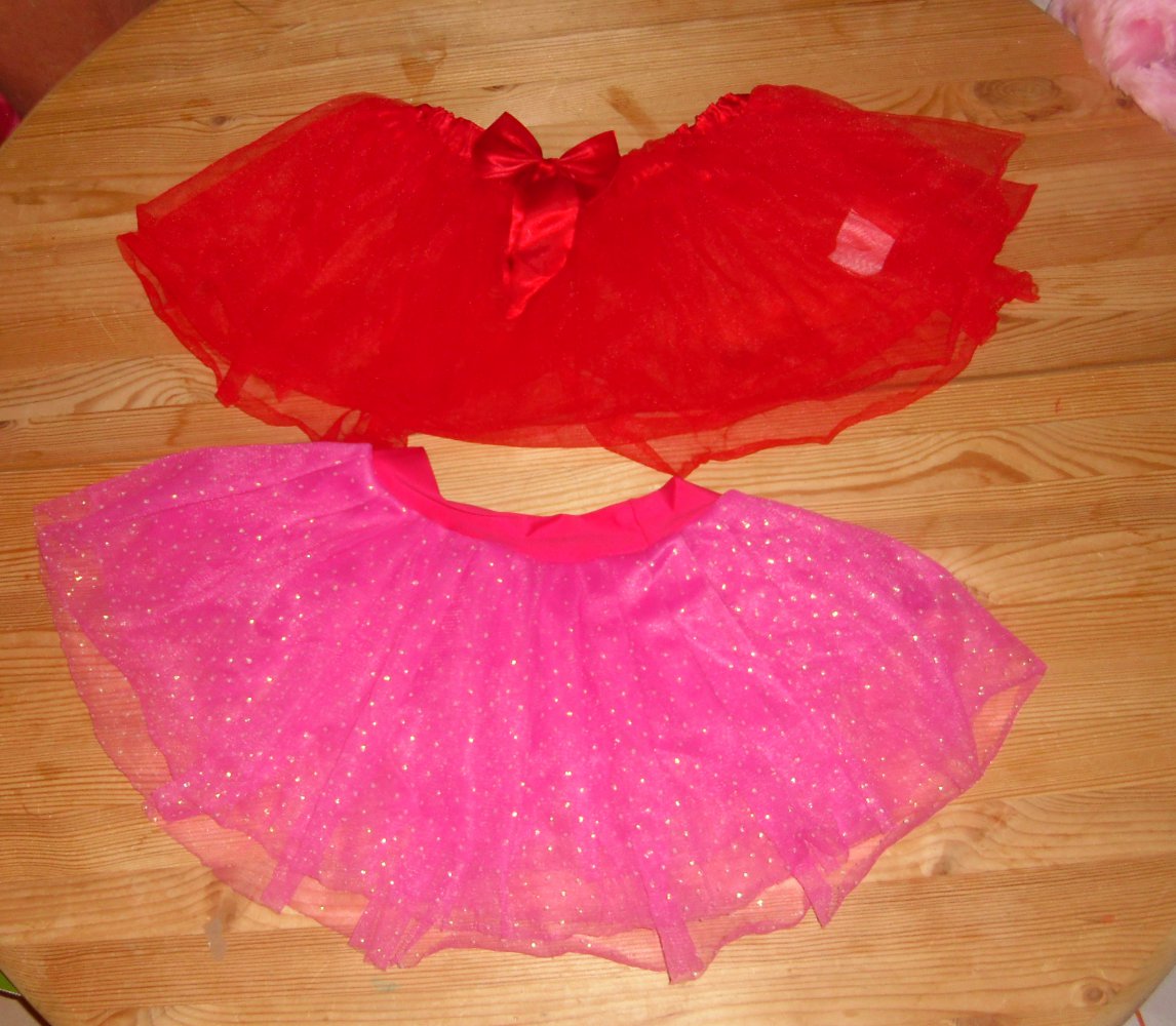 2 schöne,kleine petticoats,Tutu Gr.S ca ab 140