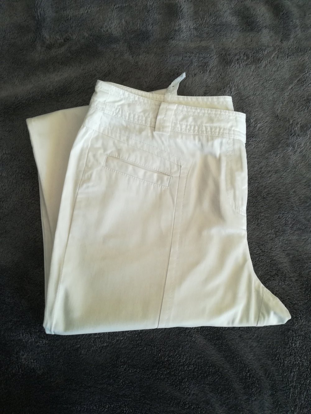 Tolle, weiße Sommerhose in Kurzgrösse 21 (42) 