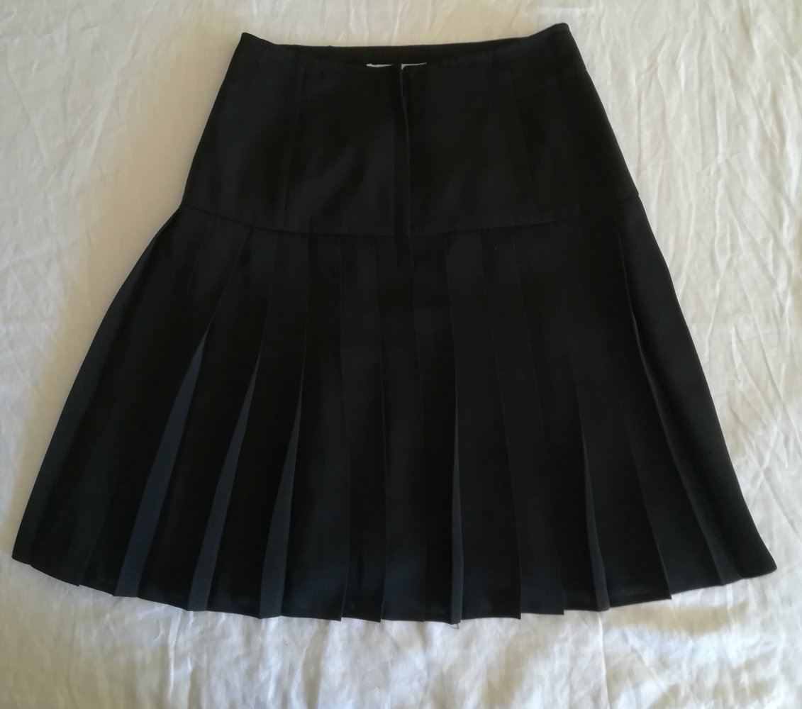 Toller schwarzer Faltenrock von Hirsch Mode 