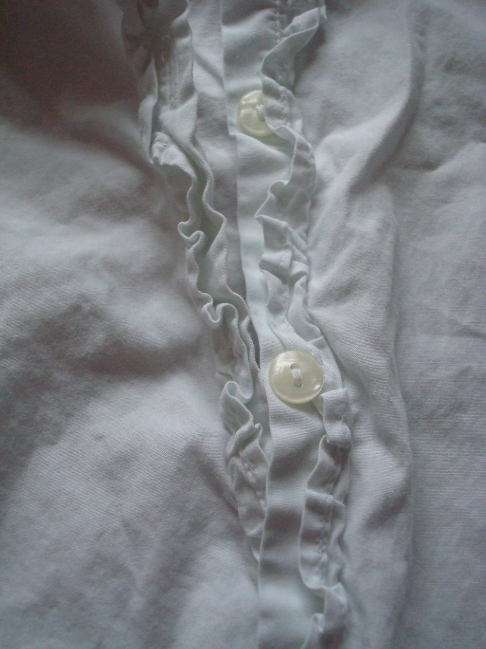 weiße festliche Bluse mit Rüschen