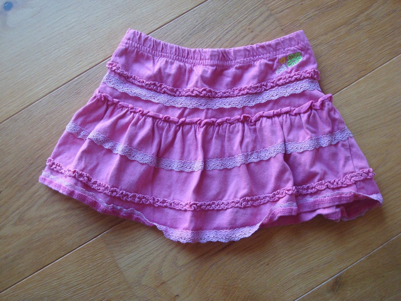 süßer Rock mit Spitze und Stickerei