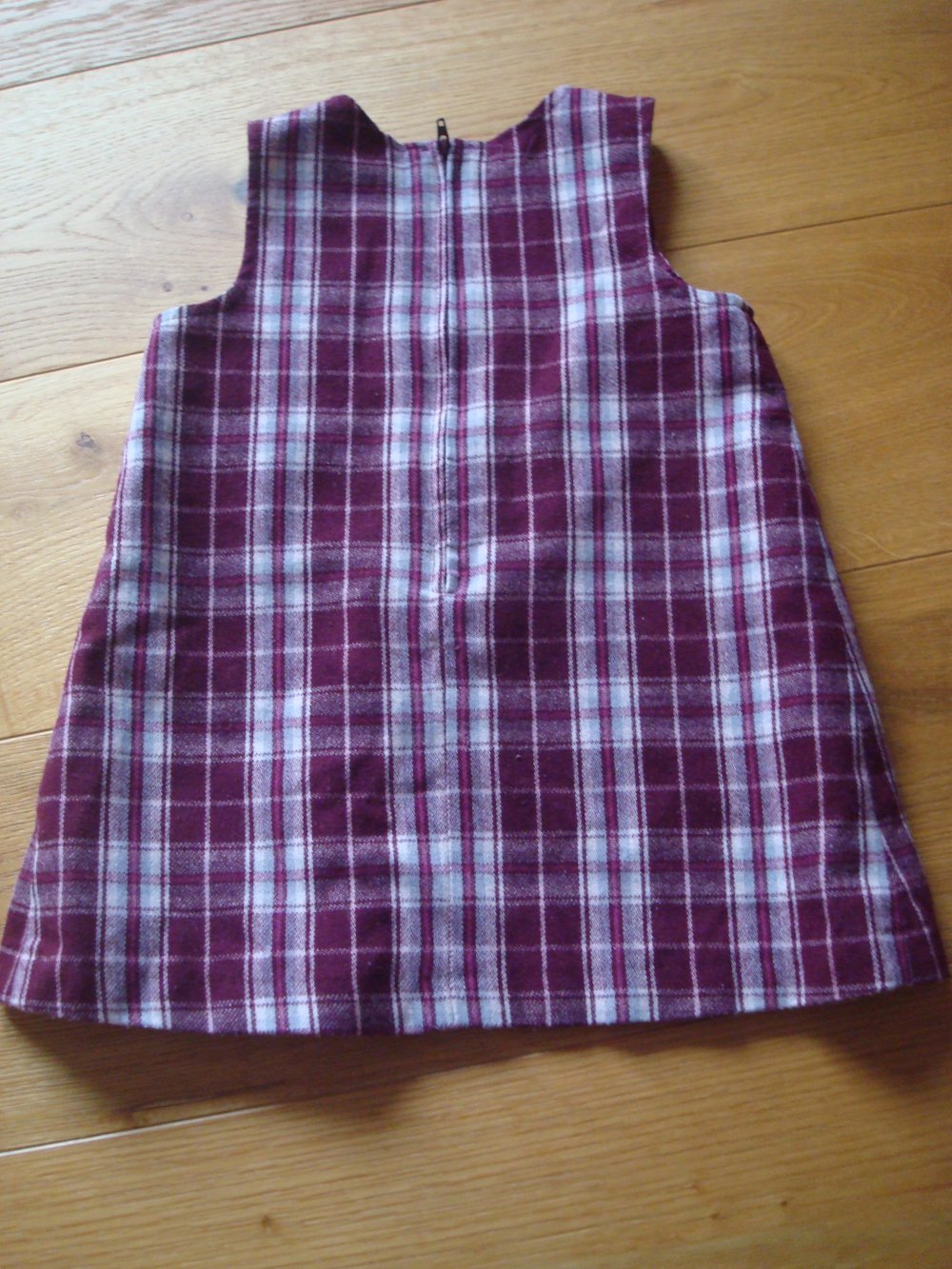 süßes gefüttertes warmes Kleid