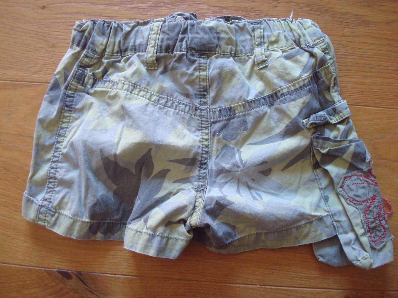 schicke kurze Hose, Hosenrock im Armystil