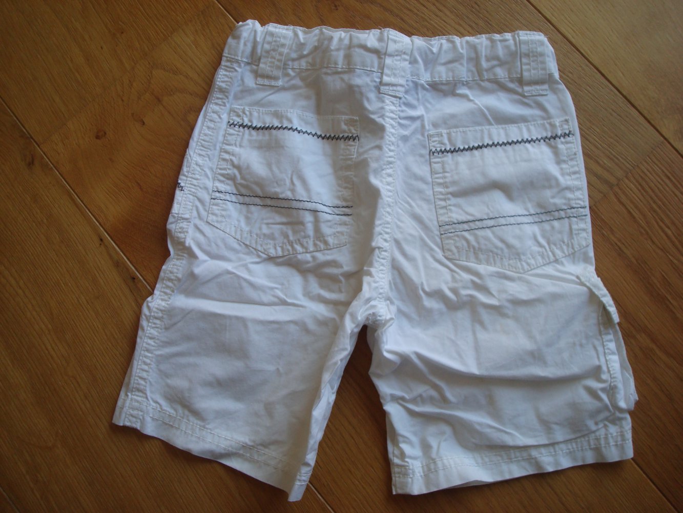 schicke weiße kurze Hose