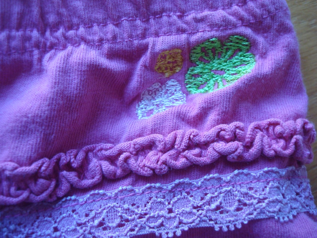 süßer Rock mit Spitze und Stickerei