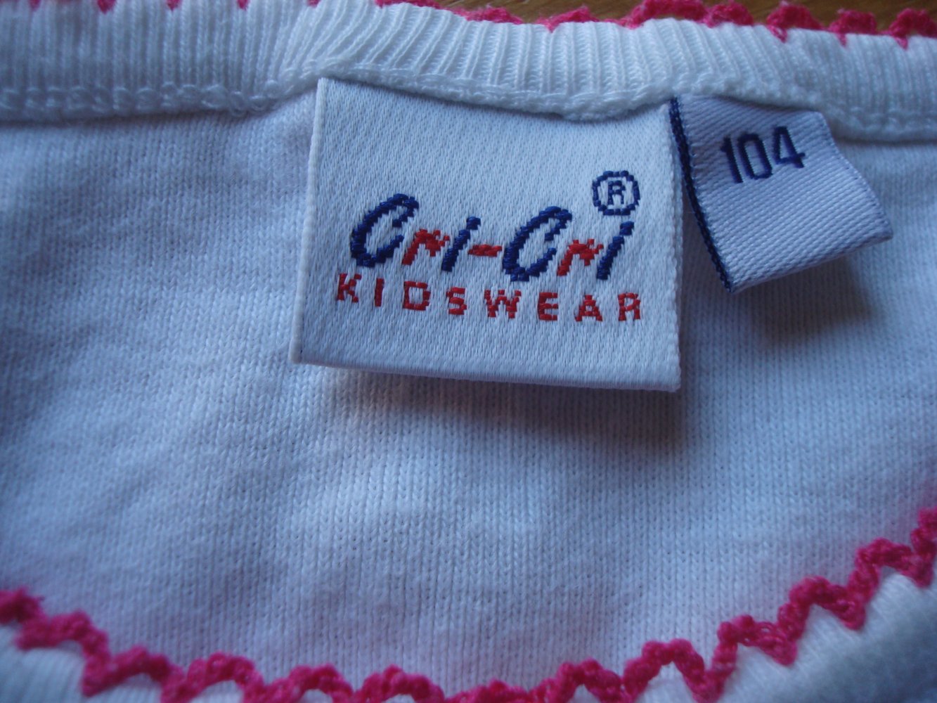 süßes T-Shirt mit Blumen und Schmetterlingen