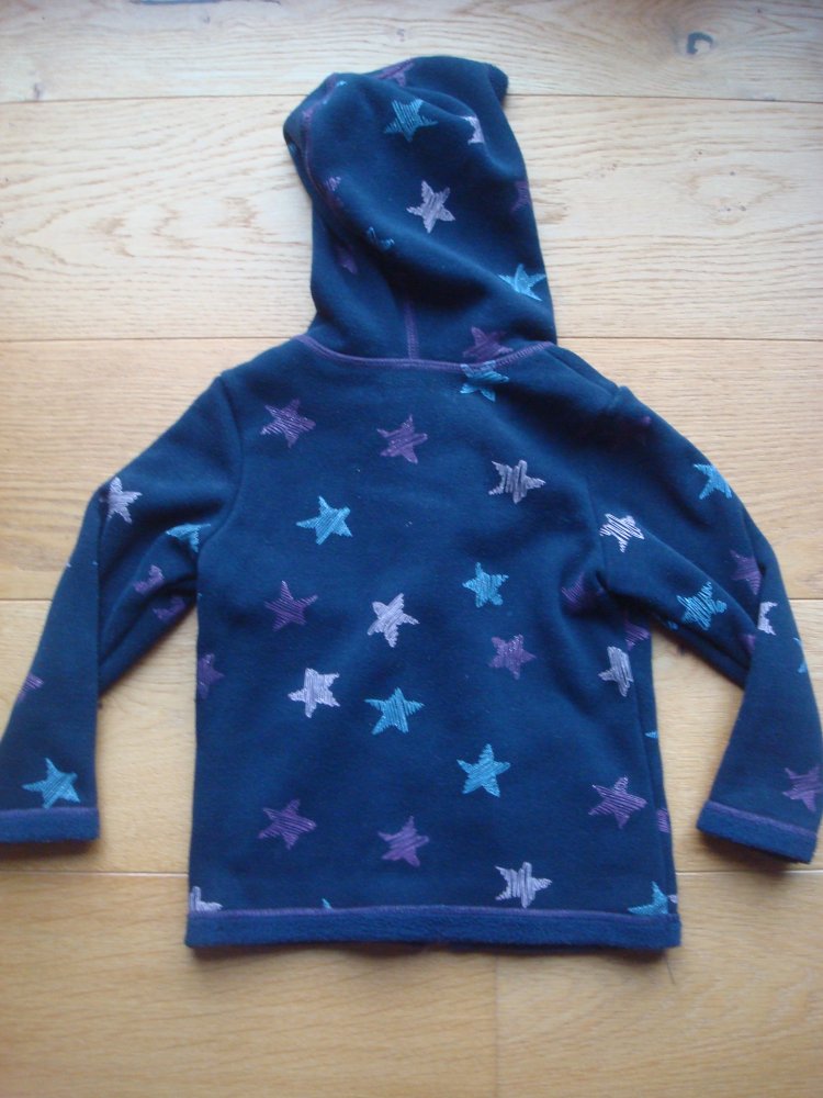 schöne Strickjacke mit Kapuze und Glitzersternen