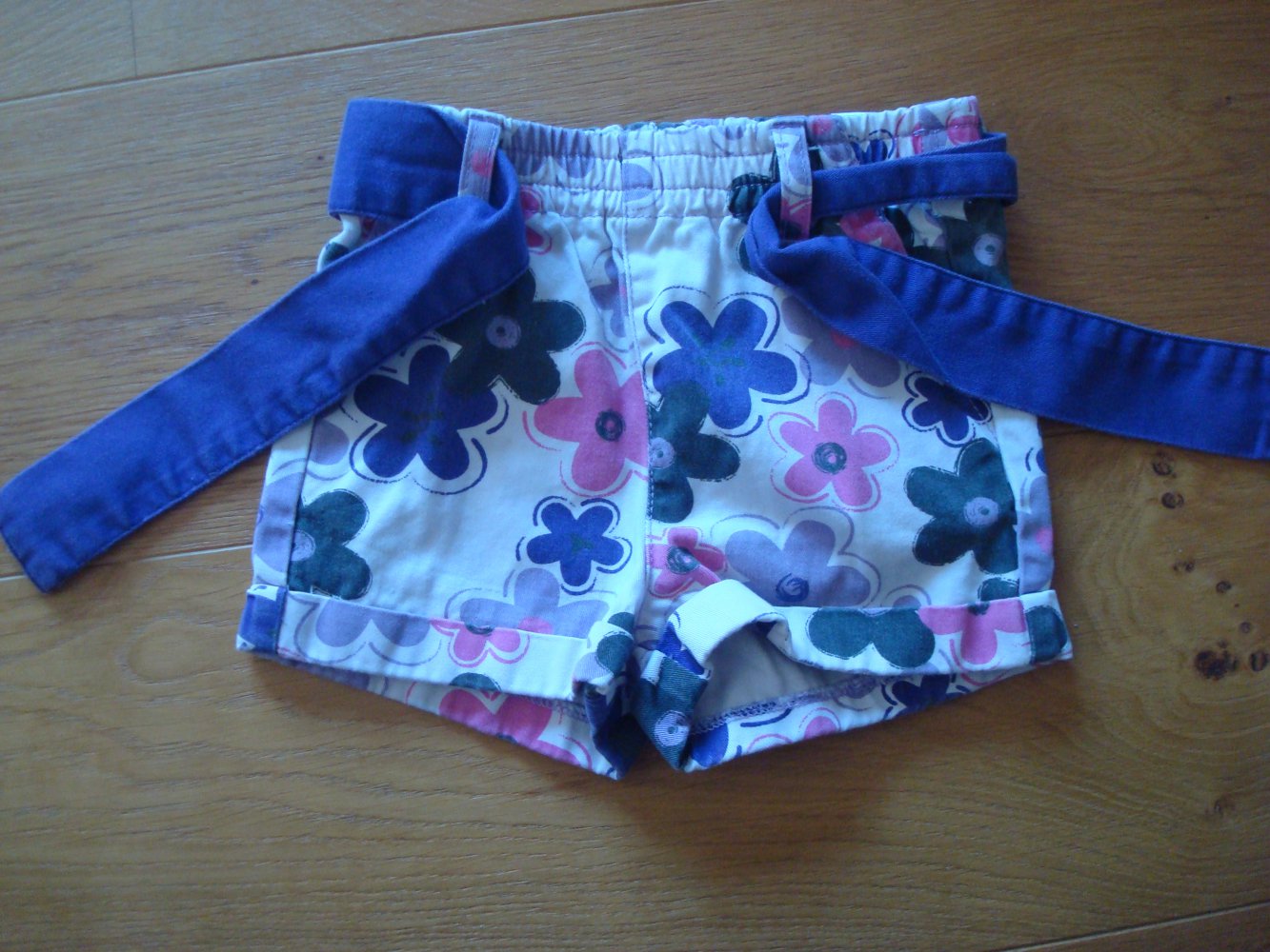 süße kurze Hose mit Blumendruck