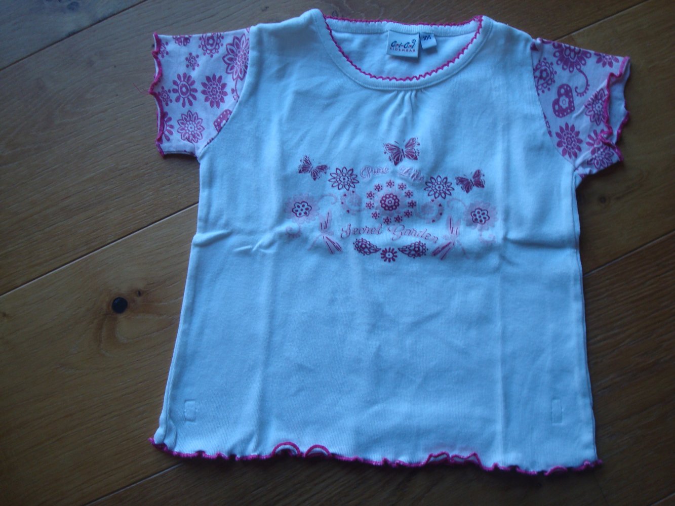 süßes T-Shirt mit Blumen und Schmetterlingen