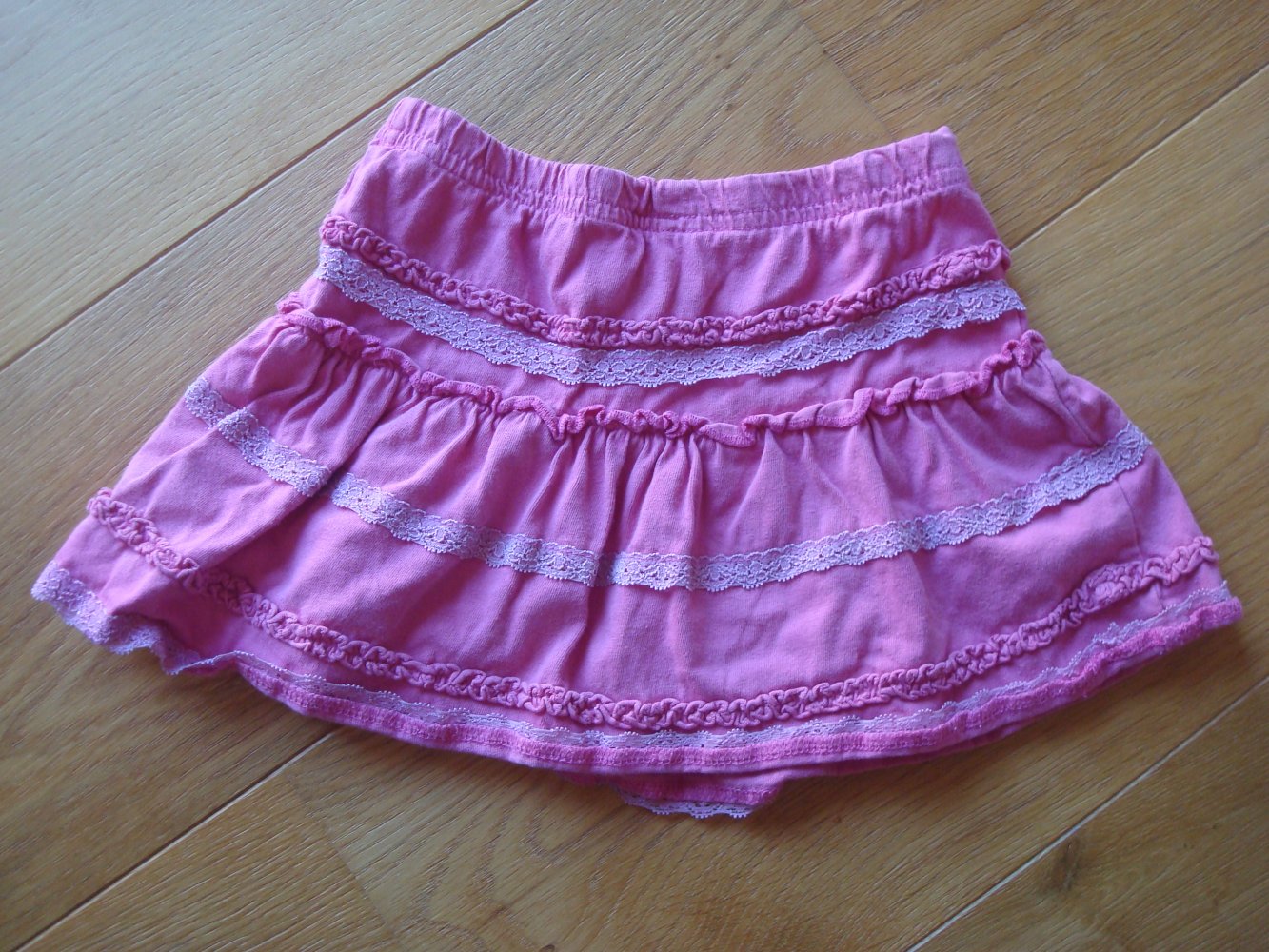 süßer Rock mit Spitze und Stickerei