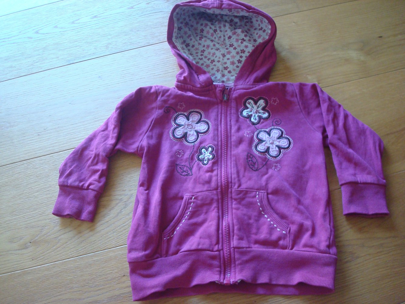 süße Strickjacke mit Kapuze