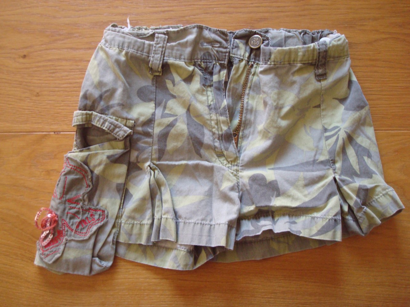 schicke kurze Hose, Hosenrock im Armystil