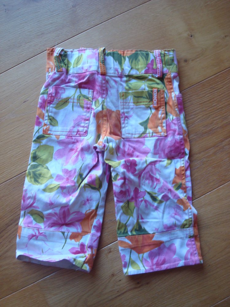 schöne Sommerhose, kurze Hose mit Blumendruck