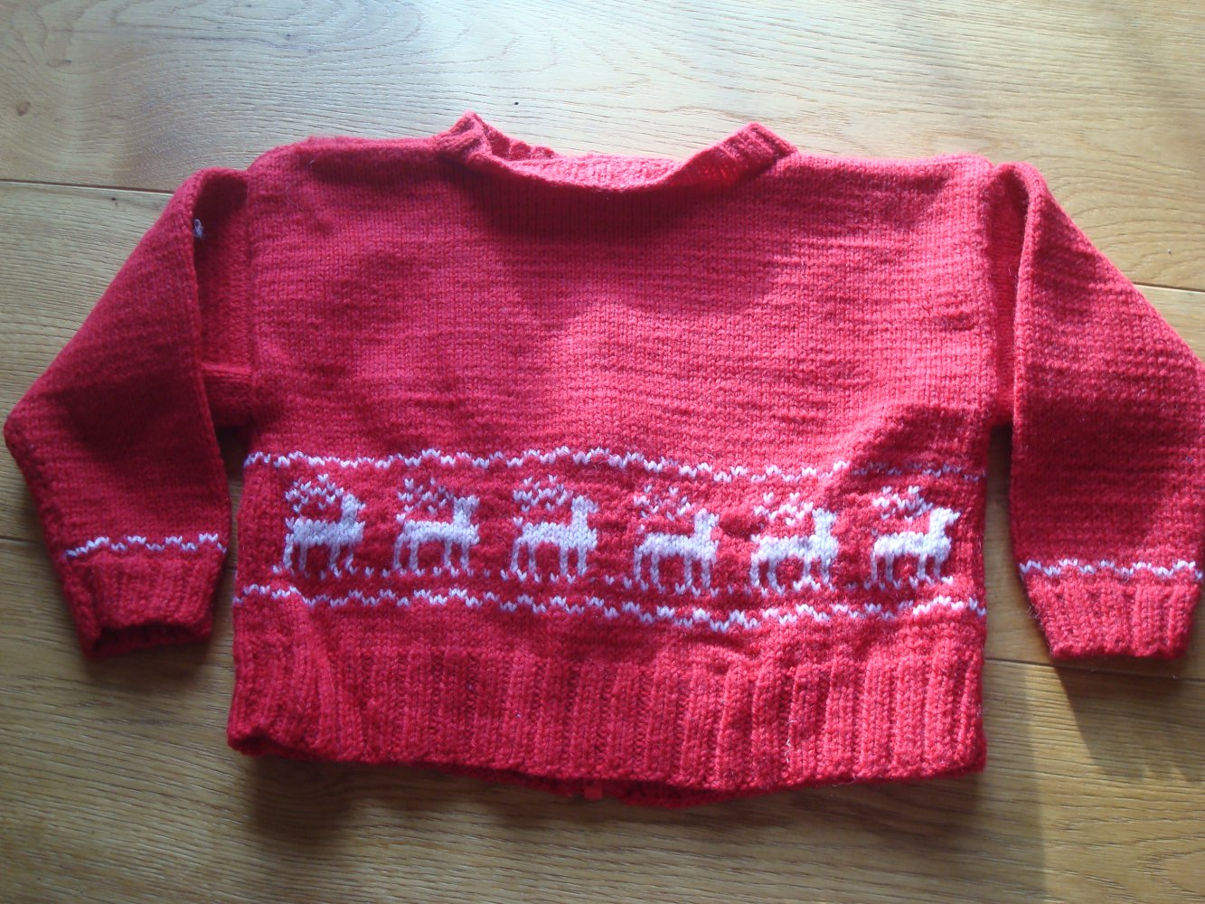 Strickjacke handmade unisex mit Rentiermuster Gr. 80