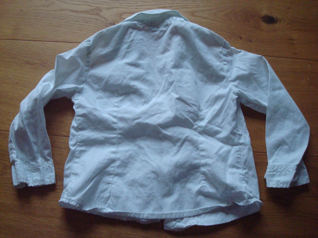 weiße festliche Bluse mit Rüschen