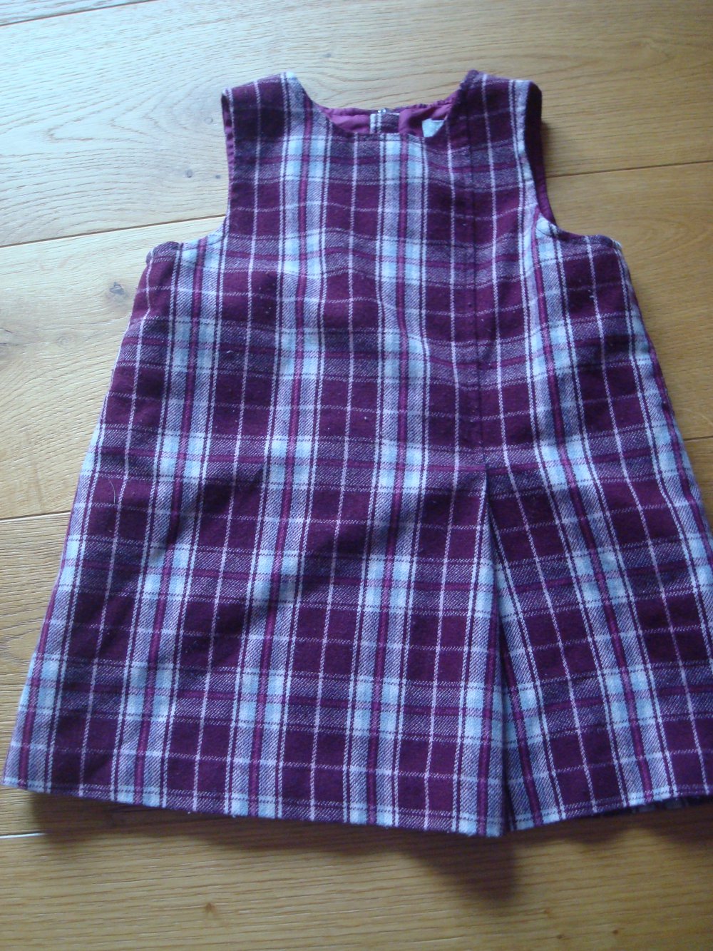 süßes gefüttertes warmes Kleid